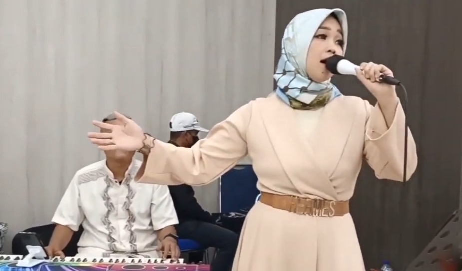 Sewa Organ Tunggal Hijab dengan Saxophone Lagu Religi